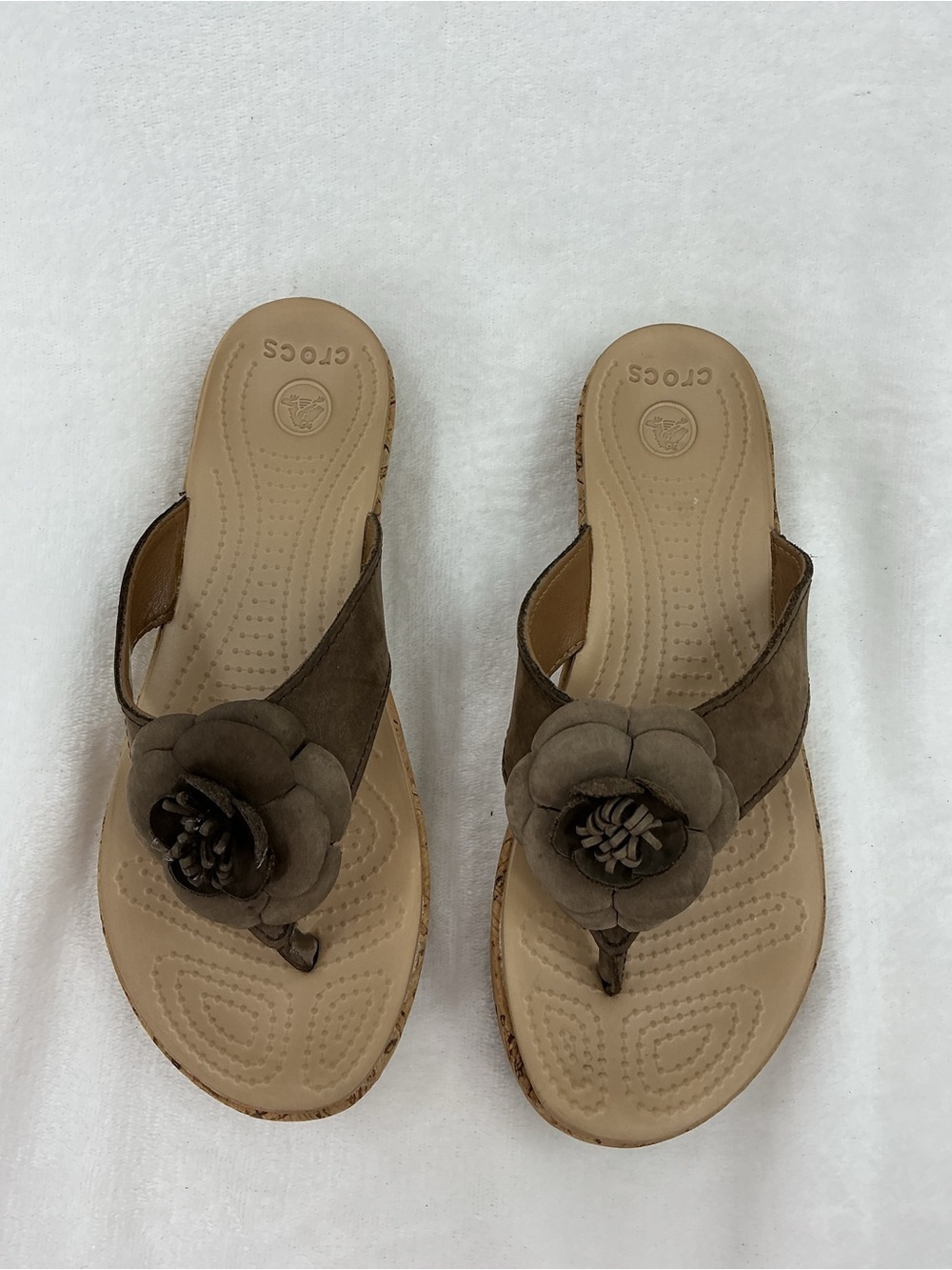 CROCS Women's Taupe Flower Thong Sandals B47